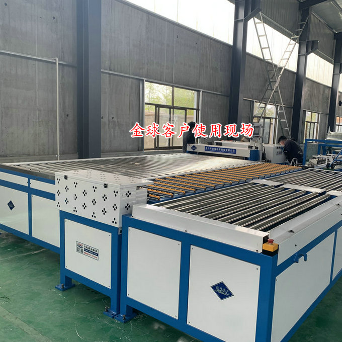 南通U型風(fēng)管超級(jí)生產(chǎn)六線客戶使用現(xiàn)場